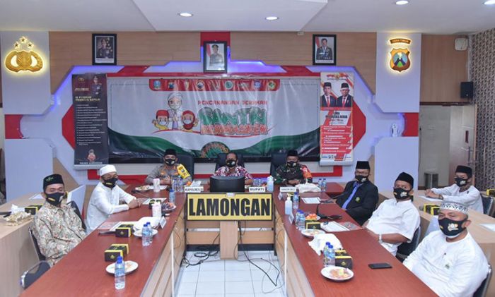 Kapolres Lamongan Ikuti Pencanangan Gerakan Santri Bermasker Kapolres Lamongan Ikuti Pencanangan Gerakan Santri Bermasker