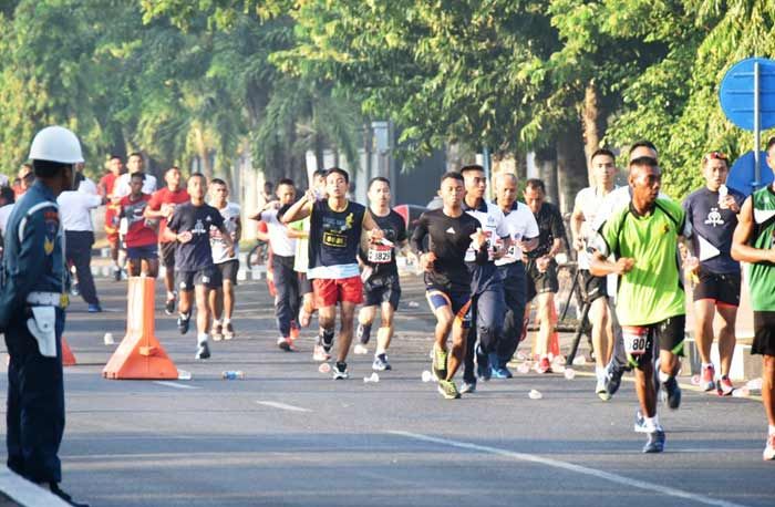 Masyarakat dan Prajurit Beradu Lari Dalam Fun Run HUT ke-72 TNI