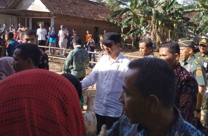 Kunjungi Pacitan, Presiden Jokowi Blusukan Tinjau Tanggul Jebol di Kelurahan Ploso Kunjungi Pacitan, Presiden Jokowi Blusukan Tinjau Tanggul Jebol di Kelurahan Ploso