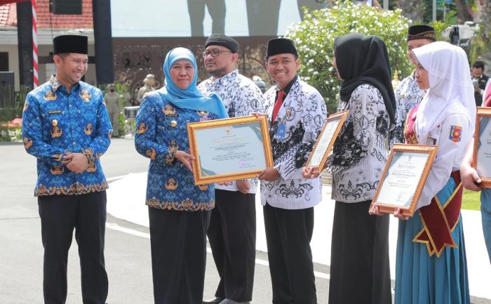 Hore! Tunjangan Profesi 15.301 Guru di Jatim Cair, Gubernur Khofifah: Semoga Menambah Kebahagiaan Hore! Tunjangan Profesi 15.301 Guru di Jatim Cair, Gubernur Khofifah: Semoga Menambah Kebahagiaan