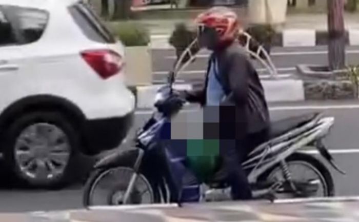 Jangan Ditiru! Pemotor ini Berhenti di Depan Icon Mall Gresik Sambil Pamerkan Batang Kelaminnya