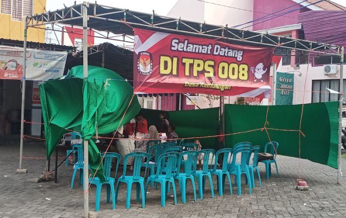 Kotak Kosong Unggul Telak di Sejumlah TPS di Gresik, Sore Hari Alif Klaim Menang 60 Persen Kotak Kosong Unggul Telak di Sejumlah TPS di Gresik, Sore Hari Alif Klaim Menang 60 Persen