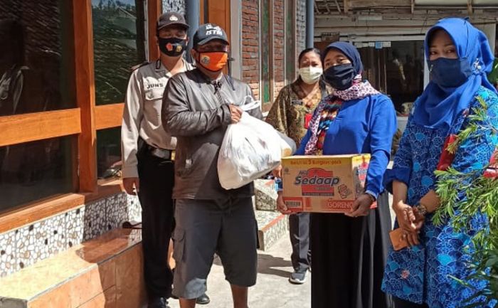 Bantu Warga yang Isolasi Mandiri, Pengurus Kampung Tangguh Semeru Songgokerto Bagikan Sembako Bantu Warga yang Isolasi Mandiri, Pengurus Kampung Tangguh Semeru Songgokerto Bagikan Sembako