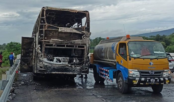 Jasa Marga Lakukan Evakuasi Kendaraan Terbakar di Ruas Tol Pandaan-Malang Jasa Marga Lakukan Evakuasi Kendaraan Terbakar di Ruas Tol Pandaan-Malang