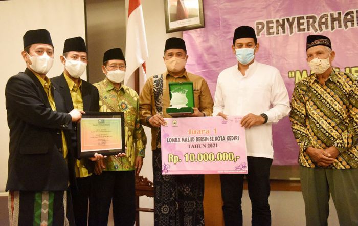 Serahkan Hadiah Lomba Masjid Bersih 2021, Wali Kota Kediri Ajak Takmir Makmurkan Masjid Serahkan Hadiah Lomba Masjid Bersih 2021, Wali Kota Kediri Ajak Takmir Makmurkan Masjid
