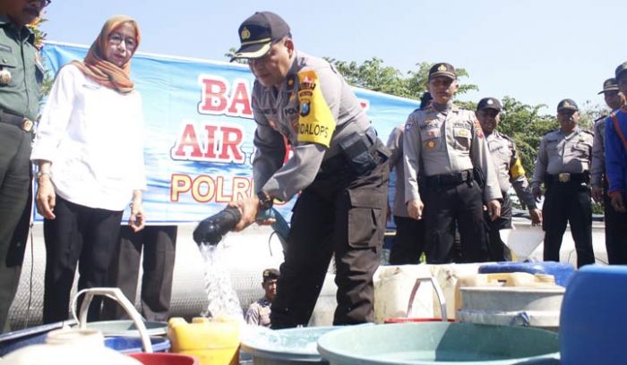 Polres Ngawi Salurkan Air Bersih di Desa Kerek