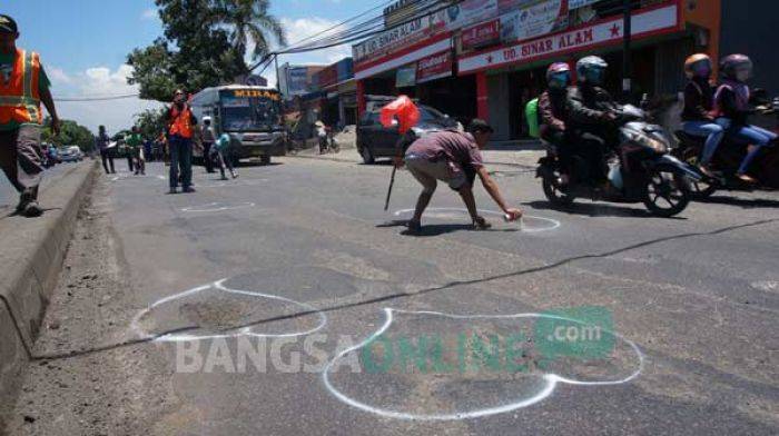 Telan Korban Jiwa, Komunitas Peduli Jombang Beri Tanda pada Jalan Nasional yang Berlubang