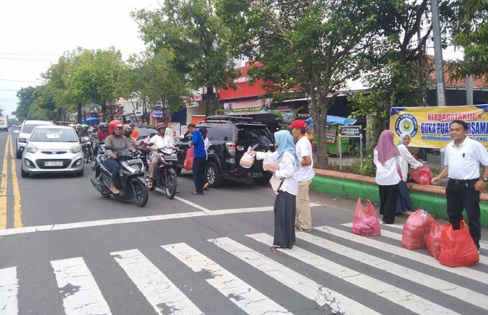 Manfaatkan Momen Bulan Ramadhan, Kauje Korda Ngawi Berbagi Takjil Manfaatkan Momen Bulan Ramadhan, Kauje Korda Ngawi Berbagi Takjil