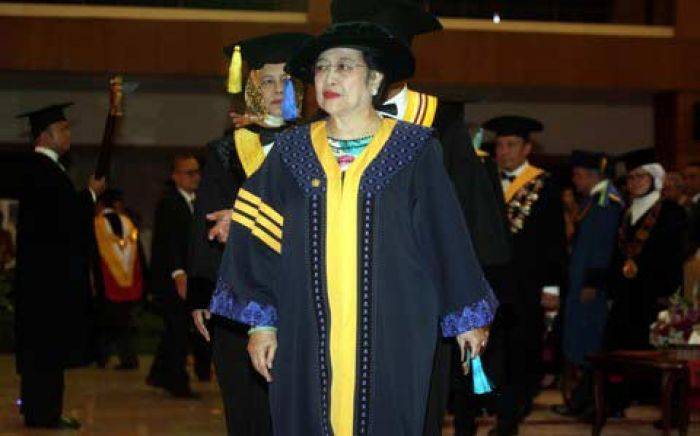 Unpad Beri Gelar Doktor HC Mega, Alumni Protes, JK Sambutan, Jokowi Tak Datang Unpad Beri Gelar Doktor HC Mega, Alumni Protes, JK Sambutan, Jokowi Tak Datang