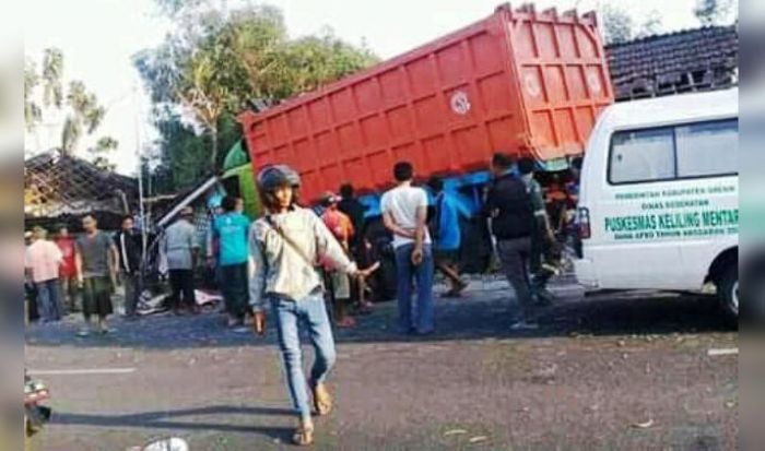 Dump Truck Seruduk Warung di Tebuwung Dukun Gresik, 2 Tewas