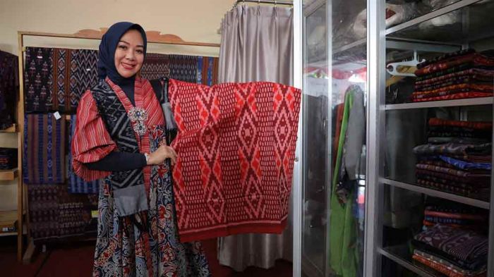 Istri Wali Kota Probolinggo Borong Tenun Ikat Bandar Kidul Kota Kediri