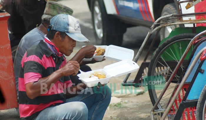 Tiga Pilar di Kabupaten Trenggalek Bantu Ratusan Nasi Kotak pada Tukang Becak