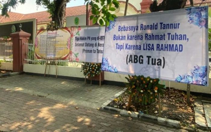 Usai Ditangkapnya 3 Hakim yang Bebaskan Ronald Tannur, PN Surabaya Dipenuhi Karangan Bunga Usai Ditangkapnya 3 Hakim yang Bebaskan Ronald Tannur, PN Surabaya Dipenuhi Karangan Bunga