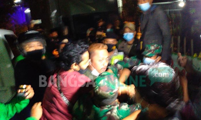 Dirazia, Pemilik Warkop di Tuban Mengamuk dan Tabrakkan Mobil ke Truk Petugas Dirazia, Pemilik Warkop di Tuban Mengamuk dan Tabrakkan Mobil ke Truk Petugas