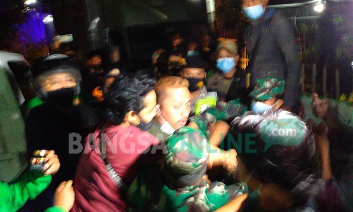 Dirazia, Pemilik Warkop di Tuban Mengamuk dan Tabrakkan Mobil ke Truk Petugas