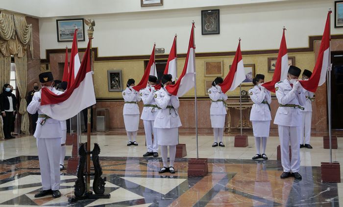 12 Paskibraka Siap Bertugas Pada Upacara HUT ke-76 RI di Balai Kota Surabaya 12 Paskibraka Siap Bertugas Pada Upacara HUT ke-76 RI di Balai Kota Surabaya