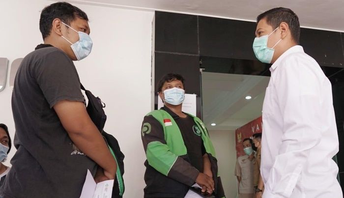 Wali Kota Kediri Sapa Pengemudi Ojol yang Jalani Vaksinasi Dosis Kedua Wali Kota Kediri Sapa Pengemudi Ojol yang Jalani Vaksinasi Dosis Kedua