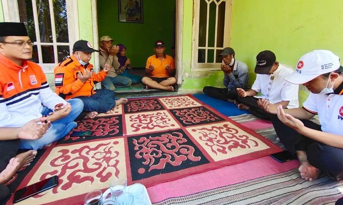 Ketua DPW PKS Jatim Takziah dan Gelar Tahlil untuk Korban Meninggal Gempa Malang Ketua DPW PKS Jatim Takziah dan Gelar Tahlil untuk Korban Meninggal Gempa Malang