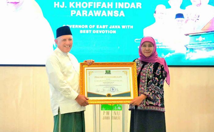 PWNU Jatim Nobatkan Khofifah Jadi Governor of East Java with Best Devotion PWNU Jatim Nobatkan Khofifah Jadi Governor of East Java with Best Devotion