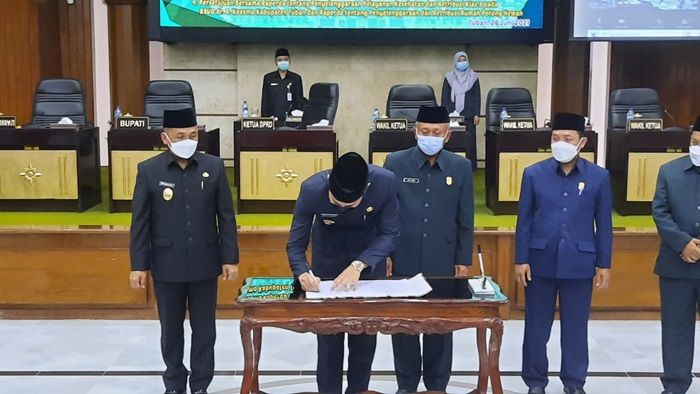 Sempat Tertunda, Akhirnya 2 Raperda Disepakati, Bupati Lindra: Semuanya Kompak Sempat Tertunda, Akhirnya 2 Raperda Disepakati, Bupati Lindra: Semuanya Kompak