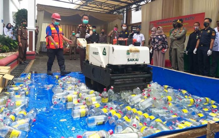 Kejari Batu Musnahkan Berbagai BB Narkotika dan Miras dari 67 Perkara Kejari Batu Musnahkan Berbagai BB Narkotika dan Miras dari 67 Perkara