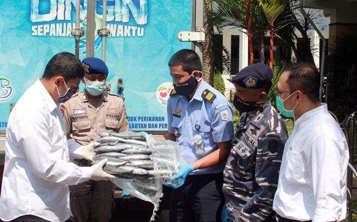 Jaga Imun Nakes RSUD Gambiran, Pelabuhan Prigi Trenggalek Sumbang 1 Ton Ikan Segar Jaga Imun Nakes RSUD Gambiran, Pelabuhan Prigi Trenggalek Sumbang 1 Ton Ikan Segar