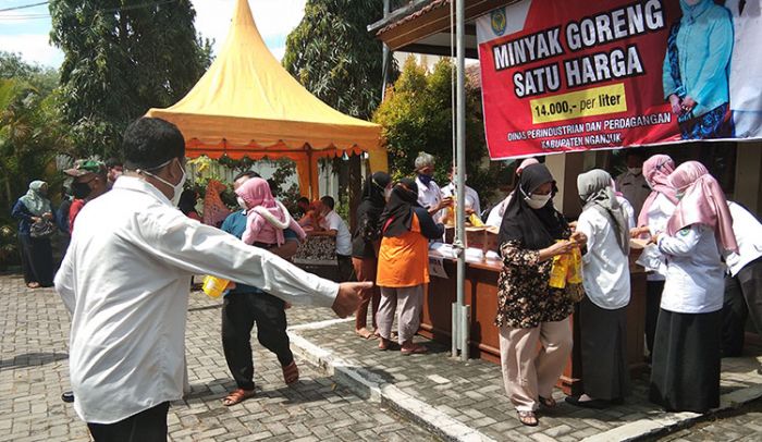 Dalam 2 Jam, 2.500 Liter Minyak Goreng di Nganjuk Ludes Terjual Dalam 2 Jam, 2.500 Liter Minyak Goreng di Nganjuk Ludes Terjual