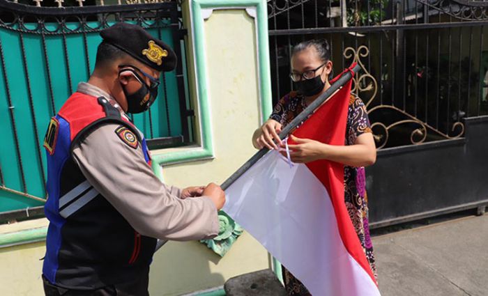 Sambut HUT Ke-76 RI, Polres Kediri Bagikan Bendera Merah Putih Sambut HUT Ke-76 RI, Polres Kediri Bagikan Bendera Merah Putih