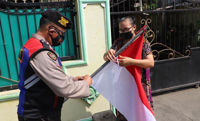 Sambut HUT Ke-76 RI, Polres Kediri Bagikan Bendera Merah Putih