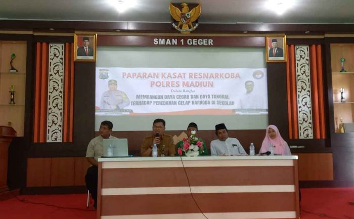 Satresnarkoba Polres Madiun Gelar Sosialisasi di SMAN 1 Geger Satresnarkoba Polres Madiun Gelar Sosialisasi di SMAN 1 Geger