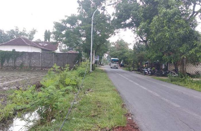 Pasca Terkena Puting Beliung, Kabel PJU di Senori Dibiarkan Menjuntai Pasca Terkena Puting Beliung, Kabel PJU di Senori Dibiarkan Menjuntai