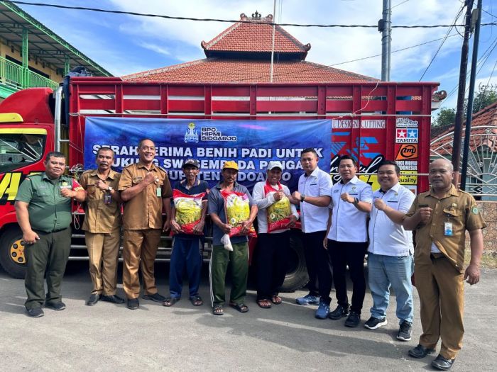 Hipmi Sidoarjo Salurkan Bantuan Benih Padi untuk Petani