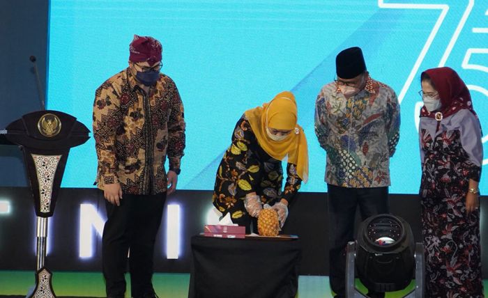 Bupati Kediri Sajikan Nanas Kelud saat Peringatan Hari Koperasi ke-75, ini Tanggapan Gubernur Jatim Bupati Kediri Sajikan Nanas Kelud saat Peringatan Hari Koperasi ke-75, ini Tanggapan Gubernur Jatim