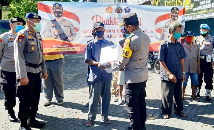 Masa PPKM Darurat, Polres Pasuruan Bagikan Paket Sembako untuk Warga Terdampak Covid-19 Masa PPKM Darurat, Polres Pasuruan Bagikan Paket Sembako untuk Warga Terdampak Covid-19