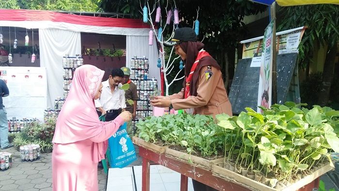 Bawa Sampah ke TPS di Jombang Bisa Dapat Bibit Tanaman Bawa Sampah ke TPS di Jombang Bisa Dapat Bibit Tanaman