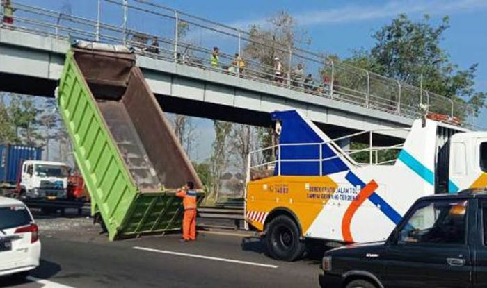 Bak Truk Tronton Nyangkut di Jembatan Tol Banjar Bendo Sidoarjo