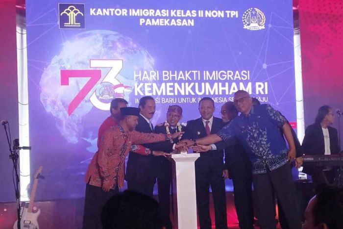 Terobosan Baru Se-Madura, Imigrasi Kelas II Pamekasan Buat Layanan Drive Thru Terobosan Baru Se-Madura, Imigrasi Kelas II Pamekasan Buat Layanan Drive Thru