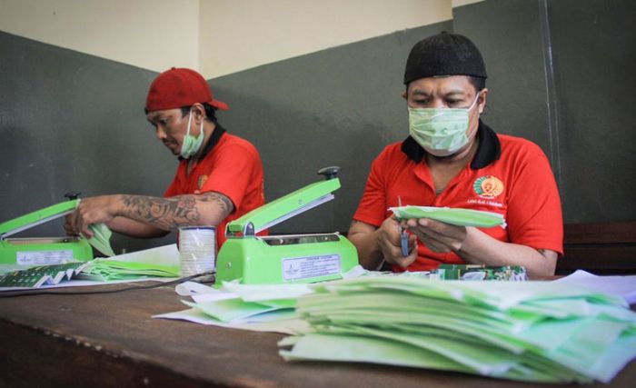 Produksi Sendiri, Dalam Sehari Lapas Kelas I Surabaya di Porong Bisa Hasilkan 300 Masker Produksi Sendiri, Dalam Sehari Lapas Kelas I Surabaya di Porong Bisa Hasilkan 300 Masker