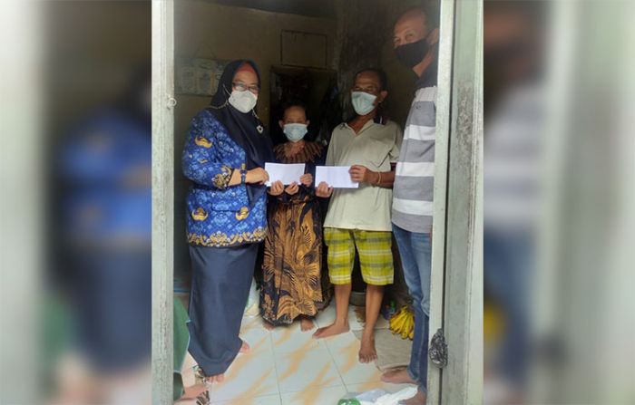 Wakil Bupati Gresik Berkunjung dan Memberi Bantuan untuk 3 Bersaudara Warga Miskin di Pekelingan Wakil Bupati Gresik Berkunjung dan Memberi Bantuan untuk 3 Bersaudara Warga Miskin di Pekelingan