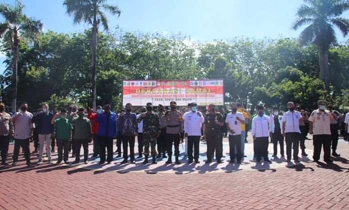 Ciptakan Pilbup Aman dan Sejuk, Polres Sumenep Bersama Parpol Gelar Deklarasi Damai Ciptakan Pilbup Aman dan Sejuk, Polres Sumenep Bersama Parpol Gelar Deklarasi Damai
