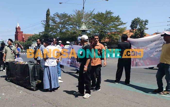 Sikapi Dugaan Bisnis Atribut dan Pungli di SMA, Gabungan LSM di Kediri Gelar Demo Sikapi Dugaan Bisnis Atribut dan Pungli di SMA, Gabungan LSM di Kediri Gelar Demo