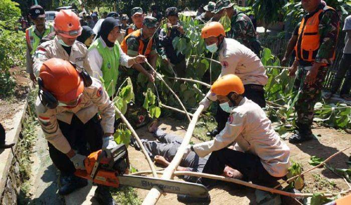 Warga Sumberjo Antusias Ikuti Simulasi Longsor Warga Sumberjo Antusias Ikuti Simulasi Longsor