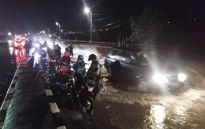 Hujan Deras, Jalan Raya Porong Banjir Lagi Hujan Deras, Jalan Raya Porong Banjir Lagi