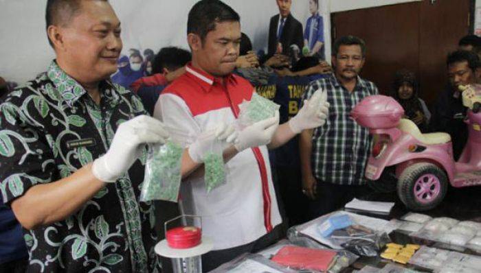 Kampung Narkoba di Wonokromo Digerebek, BNNP Jatim Sita 1,5 Kg Sabu Kampung Narkoba di Wonokromo Digerebek, BNNP Jatim Sita 1,5 Kg Sabu