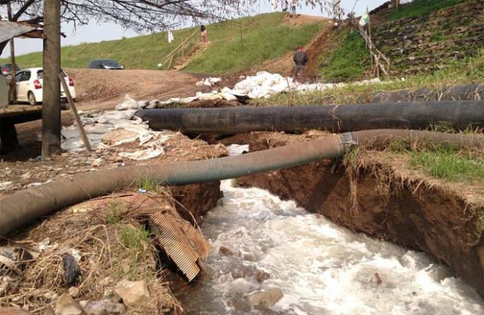 Tanggul Ketapang Retak, Air Meluber Hingga ke Saluran Drainase Tanggul Ketapang Retak, Air Meluber Hingga ke Saluran Drainase