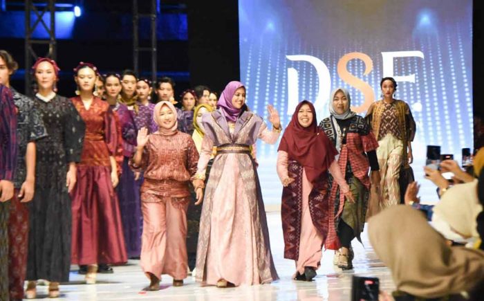 Bunda Fey Meriahkan Dhoho Street Fashion ke-8 Bunda Fey Meriahkan Dhoho Street Fashion ke-8