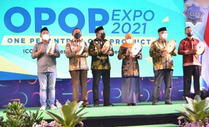 Gubernur Khofifah Targetkan Pesantren di Jatim Hasilkan 1.000 Produk pada 2023 Gubernur Khofifah Targetkan Pesantren di Jatim Hasilkan 1.000 Produk pada 2023