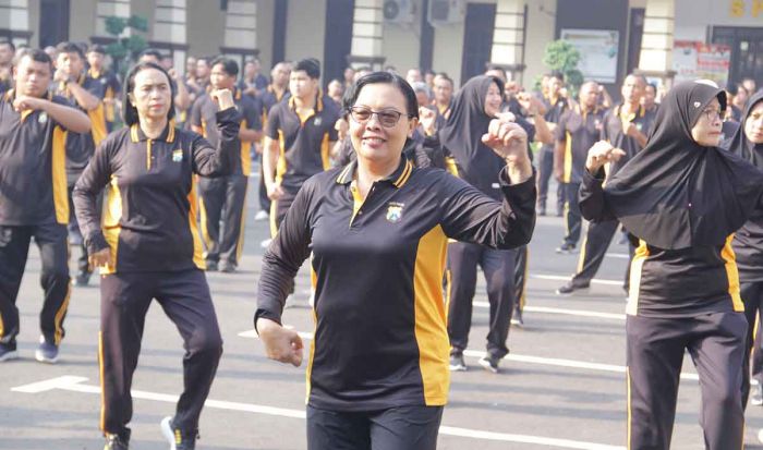 Wujudkan Sinergi dengan Masyarakat, Polwan Polres Kediri Kota Gelar Olahraga Bersama Wujudkan Sinergi dengan Masyarakat, Polwan Polres Kediri Kota Gelar Olahraga Bersama