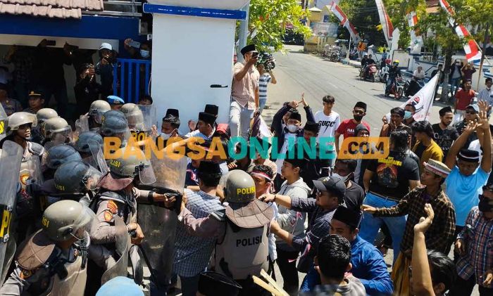 Demo di Sampang, 2 Polisi Terluka Demo di Sampang, 2 Polisi Terluka