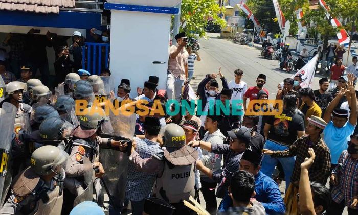 Demo di Sampang, 2 Polisi Terluka